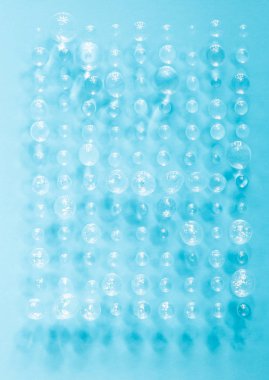 Bir damla su bir dikdörtgen şeklinde mavi bir arka plan üzerinde düz satırları.