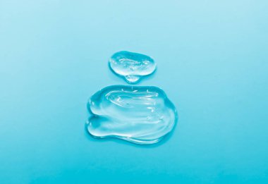 Jel ve su mavi bir arka plan üzerinde yapılan parfüm şişesi