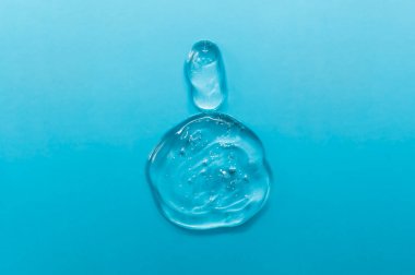 Jel ve su mavi bir arka plan üzerinde yapılan parfüm şişesi