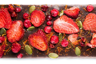 El yapımı çikolata ile kurutulmuş kızılcık, çilek, fındık. Karanlık ve sütlü çikolata karışımı, ürün çeşitliliği.