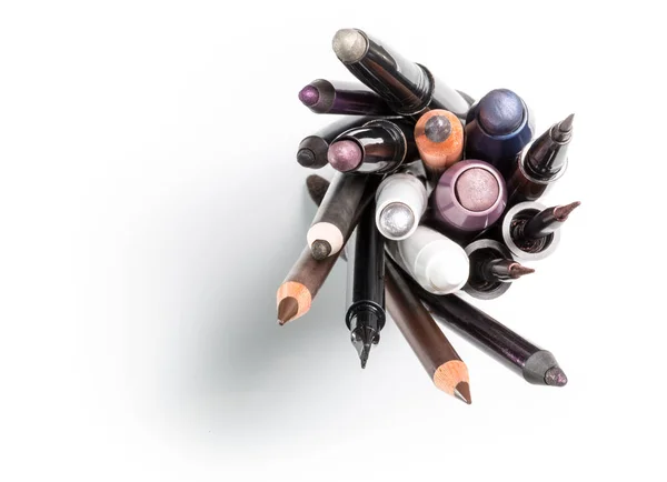 Lápices cosméticos de maquillaje lápices de sombra de ojos . — Foto de Stock