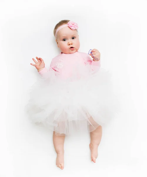 Retrato de un bebé dulce con un tutú rosa y un lazo de diadema, aislado en blanco en el estudio — Foto de Stock