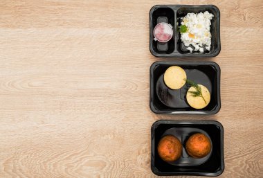 Sağlıklı yemek teslimatı. Diyet için yiyecekleri plastik kutulara koyun. Üst manzara, düz uzanma.