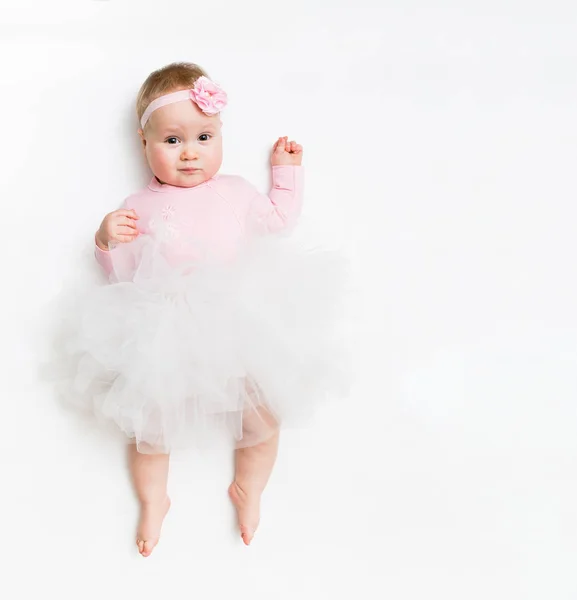 Retrato de un bebé dulce con un tutú rosa y un lazo de diadema, aislado en blanco en el estudio — Foto de Stock