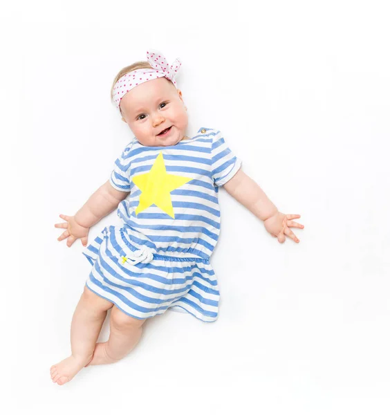 Retrato de una niña dulce con un vestido rosa y un lazo de diadema, aislado en blanco en el estudio — Foto de Stock