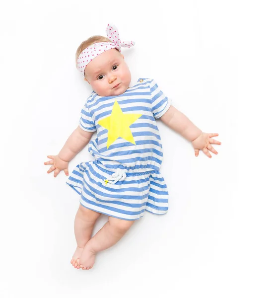 Portret słodkiej niemowlęcia dziewczynka ubrana w różowy strój i łuk pałąka na białym tle w Studio — Zdjęcie stockowe