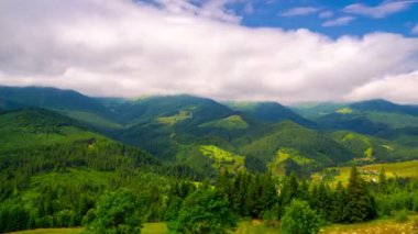 Bulutlu dağ manzarası