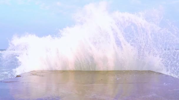 Шторм на море на закате — стоковое видео