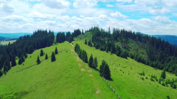 Vol aérien dans les montagnes . — Video