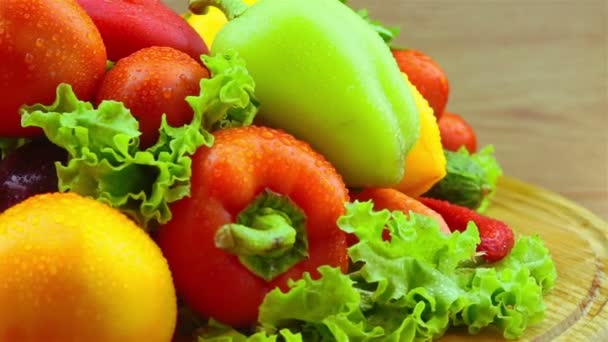 Поворот свежих овощей — стоковое видео