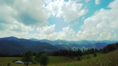 Bulutlu dağ manzarası