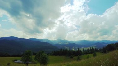 Bulutlu dağ manzarası