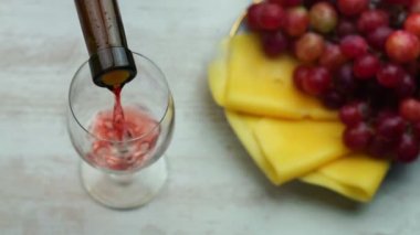 Kırmızı şarabı cama dök..