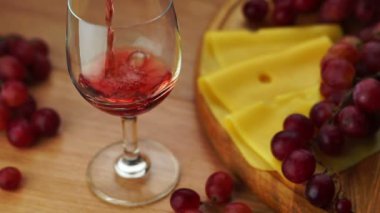 Kırmızı şarabı cama dök..