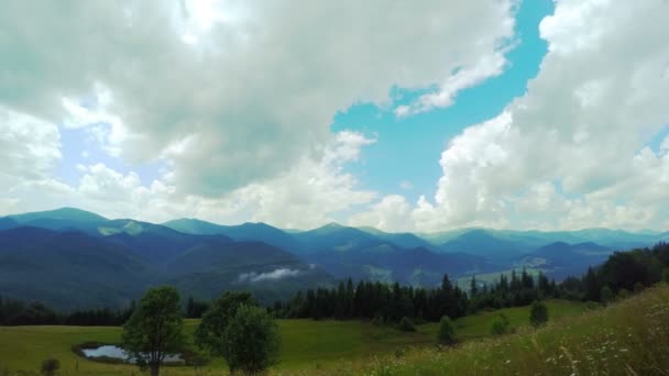Горный пейзаж с облаками — стоковое видео