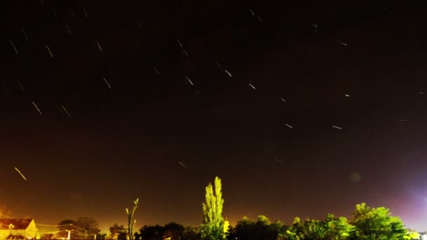 Star Trails sobre la Ciudad Pequeña — Vídeo de stock