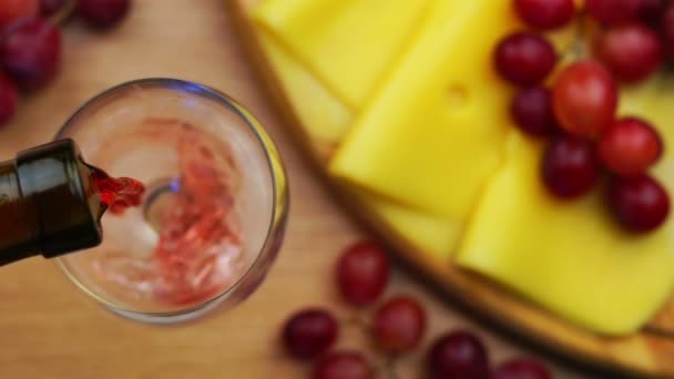 Verter vino tinto en un vaso. — Vídeo de stock