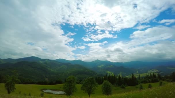 Paisagem montanhosa com nuvens e chuva — Vídeo de Stock