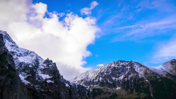 Picos nevados de montanhas com nuvens — Vídeo de Stock