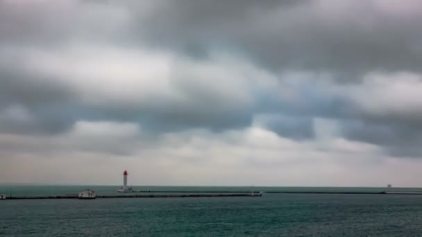 Farol com nuvens dramáticas . — Vídeo de Stock