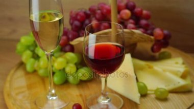 Üzüm, peynir ve şarap gözlük ile plaka.