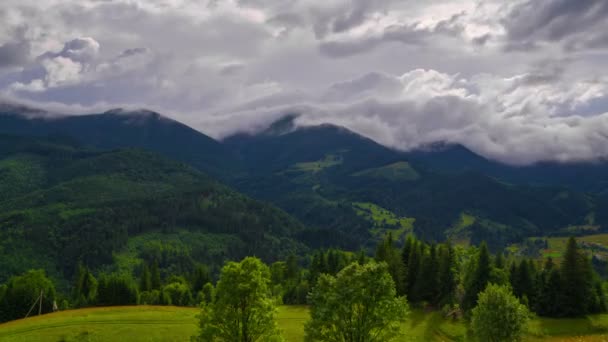 Paisaje de montaña con nubes — Vídeo de stock