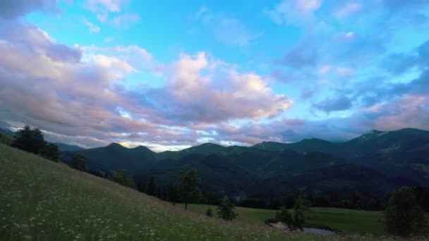 Napnyugtakor ég a hegyek fölött — Stock videók