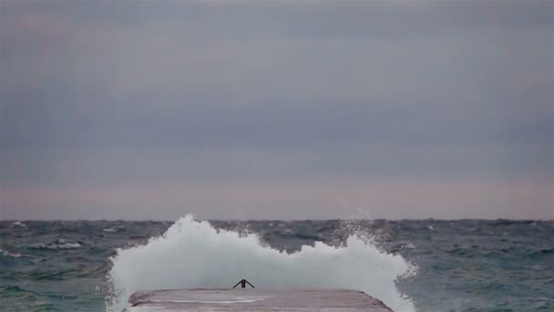 在日落时海上的暴风雨 — 图库视频影像