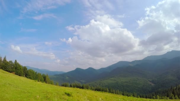 Paisaje de montaña con nubes — Vídeo de stock