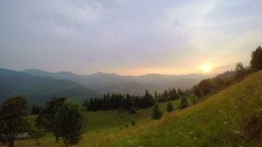 Dağların üzerinden günbatımı gökyüzü.