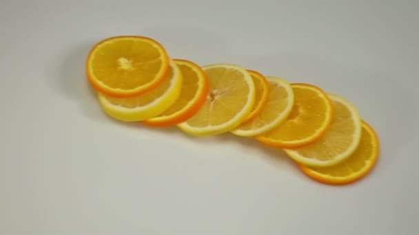 柑橘系の果物のスライス白の表面に落ちる. — ストック動画