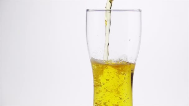 Birra leggera viene versata nel bicchiere — Video Stock