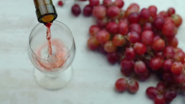 Verter vino tinto en un vaso. — Vídeo de stock