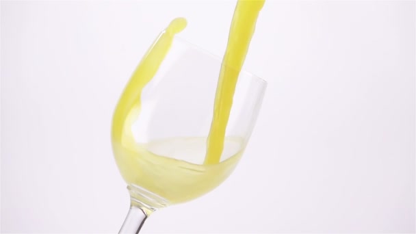 Despejar suco de laranja em vidro. — Vídeo de Stock