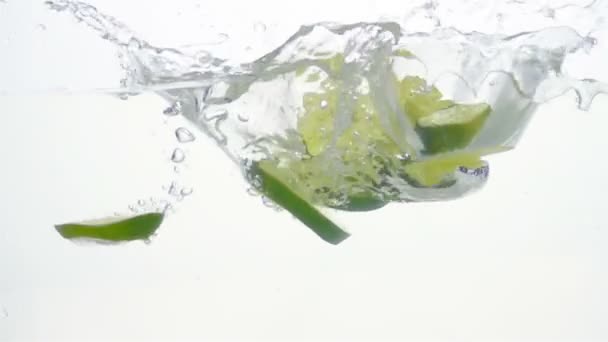 Fatias de Limão estão caindo através da água . — Vídeo de Stock