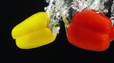 Su düşen iki olgun biber.