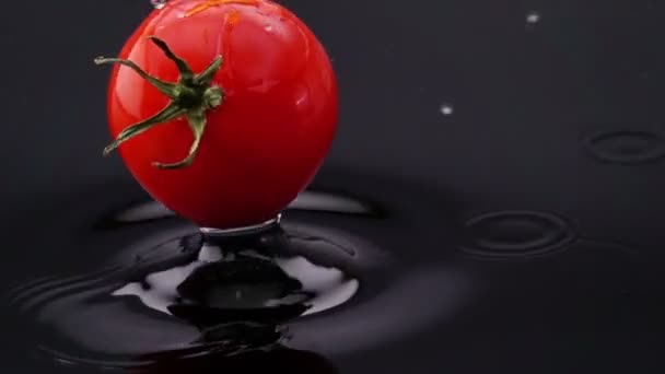 Tomate mûre tombe sur la table . — Video