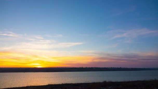 Zonsondergang boven de rivier. — Stockvideo