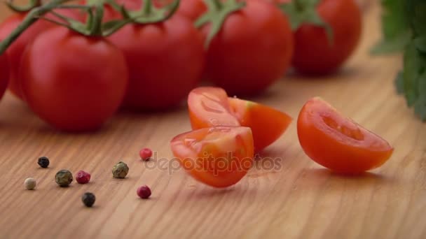 Rodajas de tomate maduro cayendo sobre la mesa . — Vídeo de stock