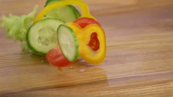 成熟的蔬菜切片落在桌子上. — 图库视频影像