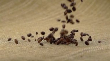 Kahve çekirdekleri torba düşüyor.