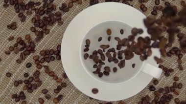 Bütün kahve çekirdekleri fincan içine düşen.