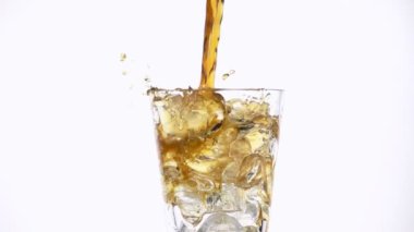 Kola bir bardak buz küpleri ile içine dökme.