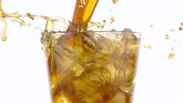 Despejando Cola em um copo com os cubos de gelo . — Vídeo de Stock