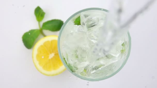 Versare la soda in un bicchiere con i cubetti di ghiaccio . — Video Stock