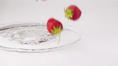 Olgun çilek Falls masada.