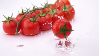 Ripe domates masanın üzerine düşüyor.