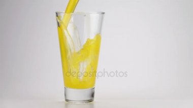 Portakallı Soda buz ve karpuz küpleri ile bir cam içine dökme. Çok yavaş hareket.