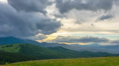 Bulutlar ile yaz dağlarda günbatımı. Timelapse.