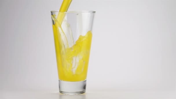 Gieten Oranje Soda Met Het Ijs Watermeloen Kubussen Een Glas — Stockvideo